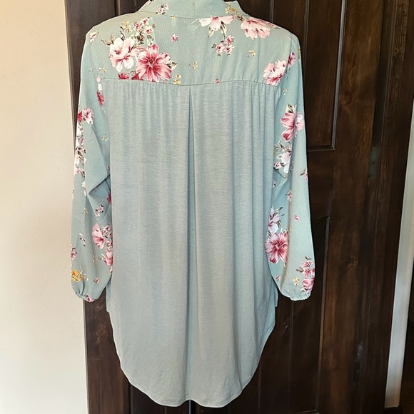 Pretty floral blouse-New with tag! - Picture 4 of 5
